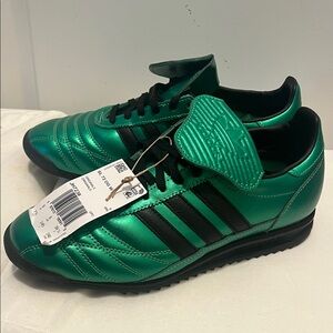 Adidas women's size 7.5 Emerald and Black Athletic Shoes
